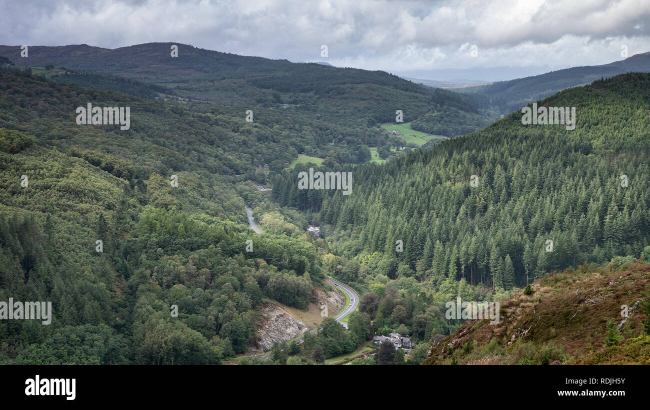 Bellissimo paesaggio immagine di Vista dal precipizio a piedi in Snowdonia si affaccia Barmouth e Coed-y-foresta Brenin durante il pomeriggio piovoso nel mese di settembre Foto Stock