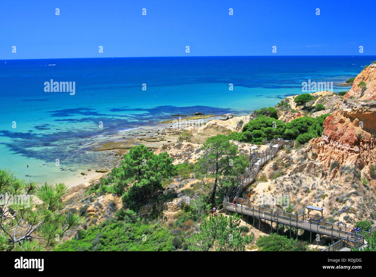 Bella vista di Praia da Falesia con spiaggia di sabbia bianca e acqua turchese in Algarve Portogallo Foto Stock