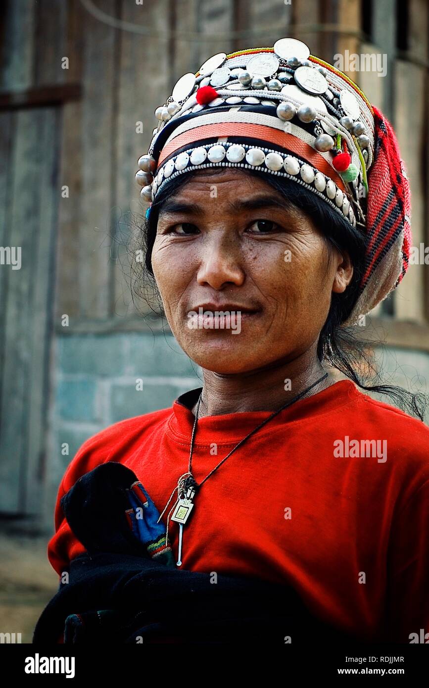 Luang Namta / Laos - Lug 06 2011: akha donna di fronte t della sua casa nella parte settentrionale del paese Foto Stock