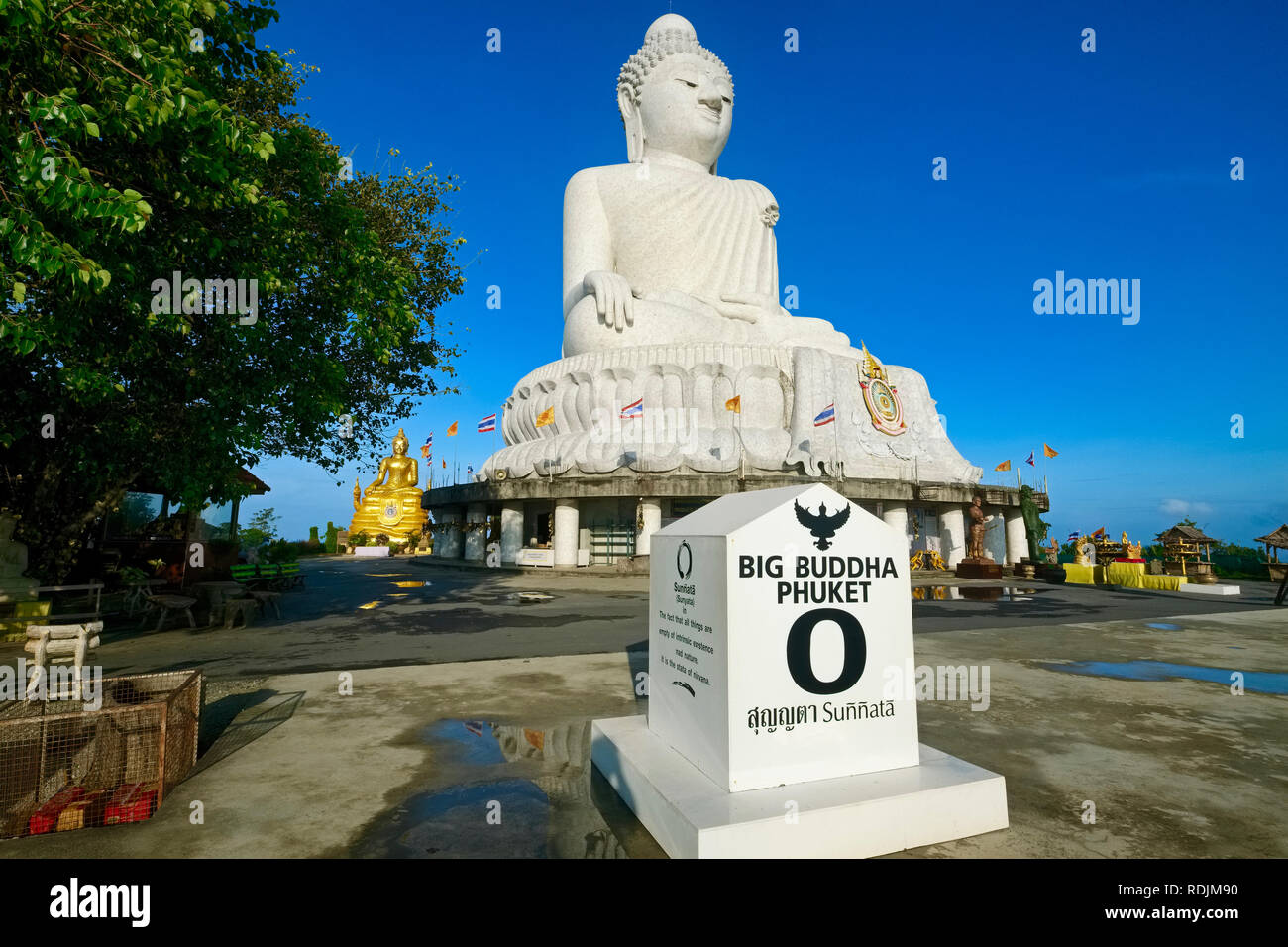 Il Big Buddha di Phuket su una collina nei pressi di Karon, Phuket, Tailandia; il '0' simboleggia il marcatore sunnyata o "nulla", spirituale centrato-ness Foto Stock