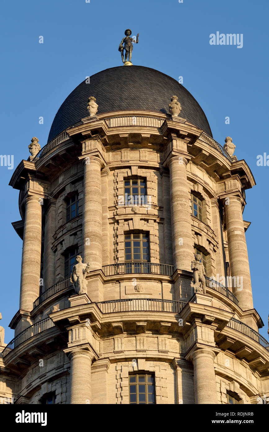 Berlino, Germania - 11 novembre 2018. Torre di Altes Stadthaus (Vecchio Municipio) edificio di Berlino, con statue. Foto Stock