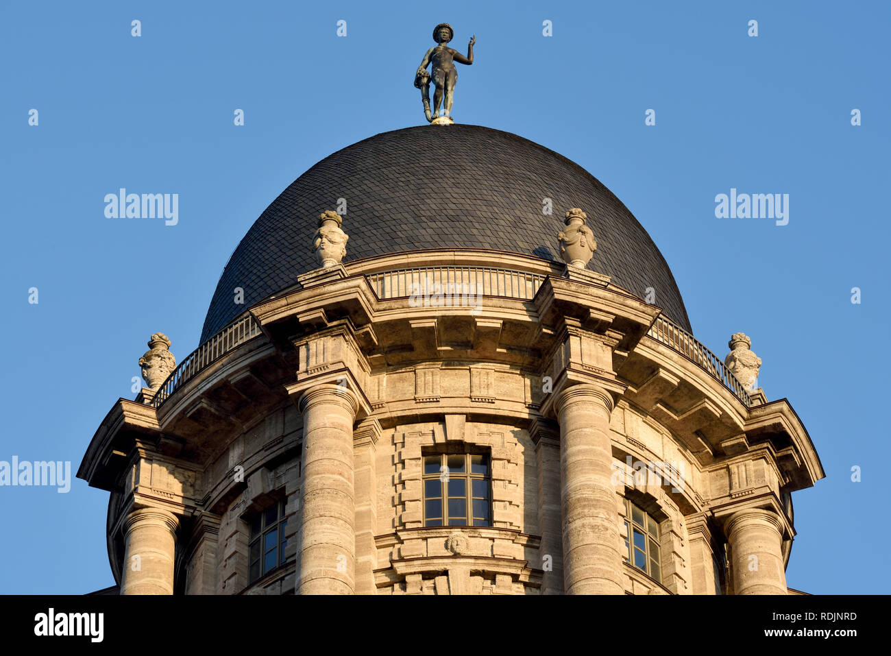 Berlino, Germania - 11 novembre 2018. Cupola di Altes Stadthaus (Vecchio Municipio) edificio di Berlino, con un 3,25 metri scultura in rame della dea Fo Foto Stock