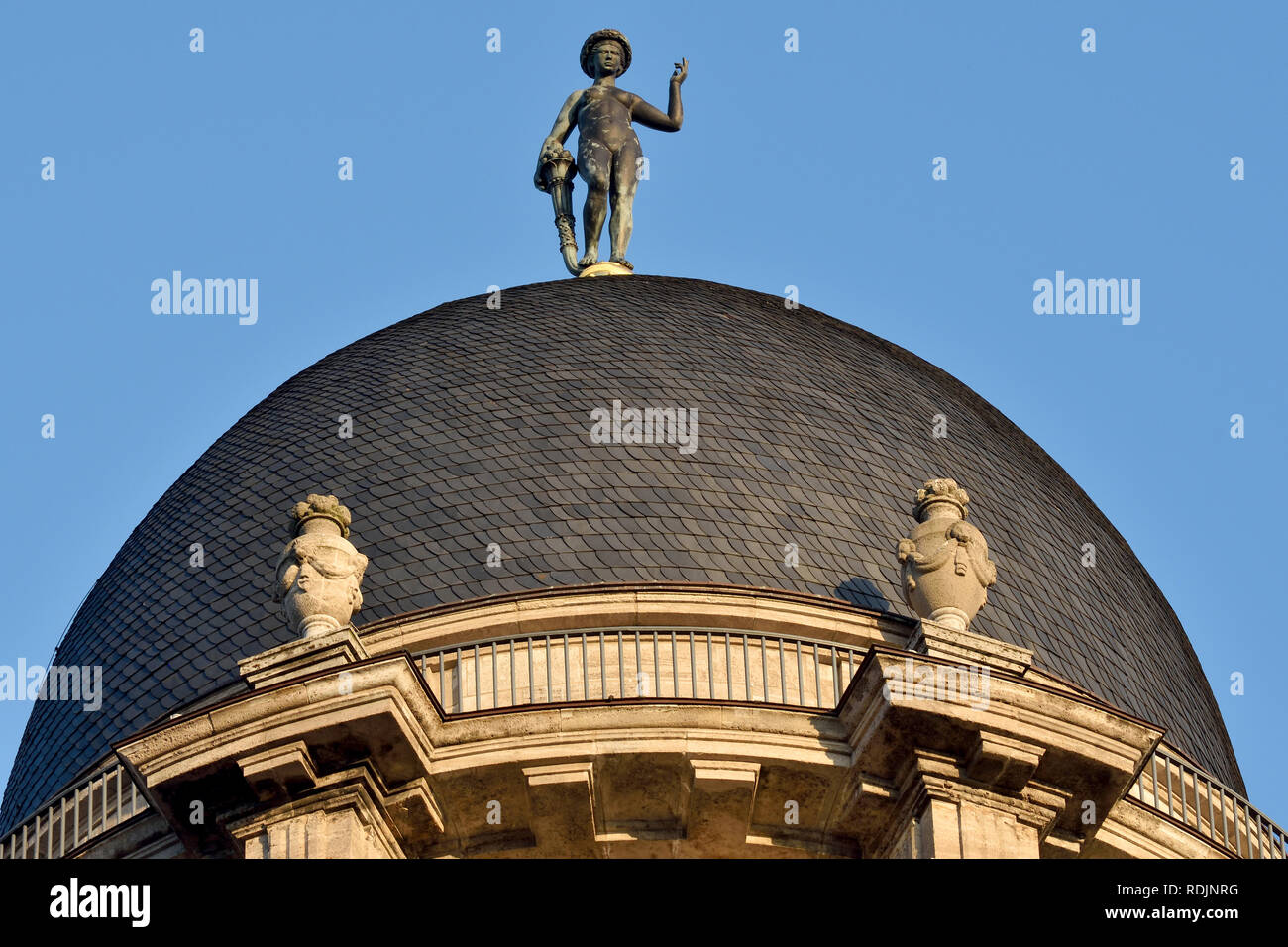 Berlino, Germania - 11 novembre 2018. Cupola di Altes Stadthaus (Vecchio Municipio) edificio di Berlino, con vasi e un 3,25 metri scultura in rame del Foto Stock
