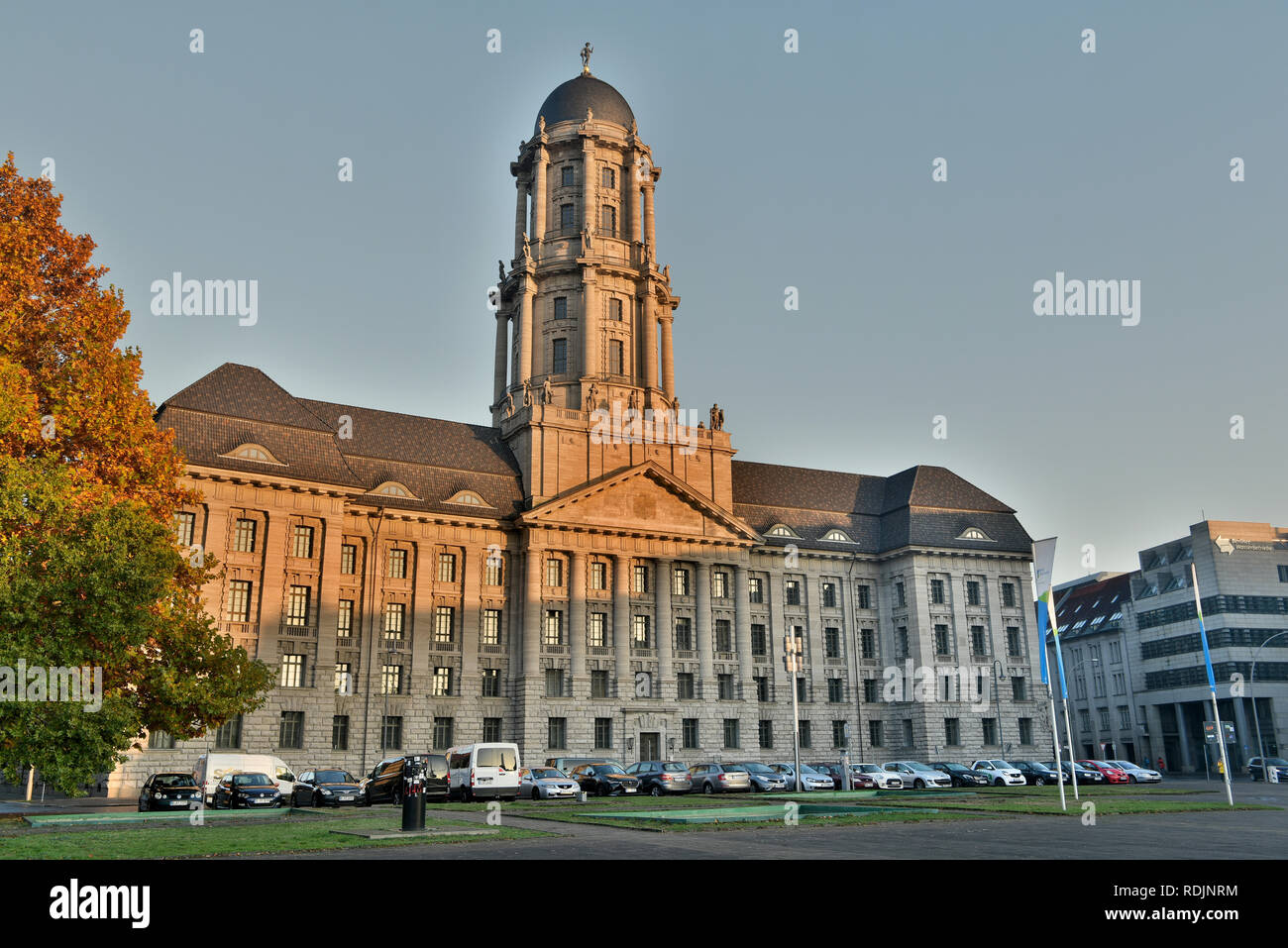 Berlino, Germania - 11 novembre 2018. Altes Stadthaus (Vecchio Municipio) edificio di Berlino, con vetture. Foto Stock