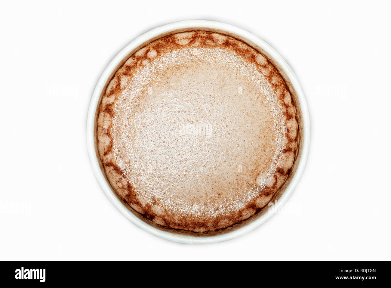Bevanda di cacao in tazza bianca isolata su sfondo bianco, vista dall'alto Foto Stock