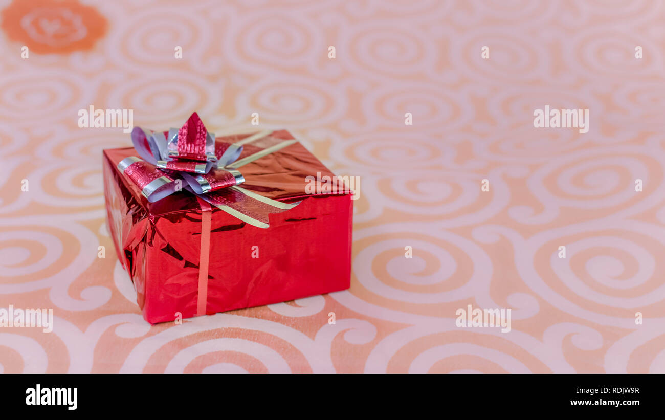 Il giorno di San Valentino concetto con un regalo su uno sfondo a trama con spazio di copia Foto Stock