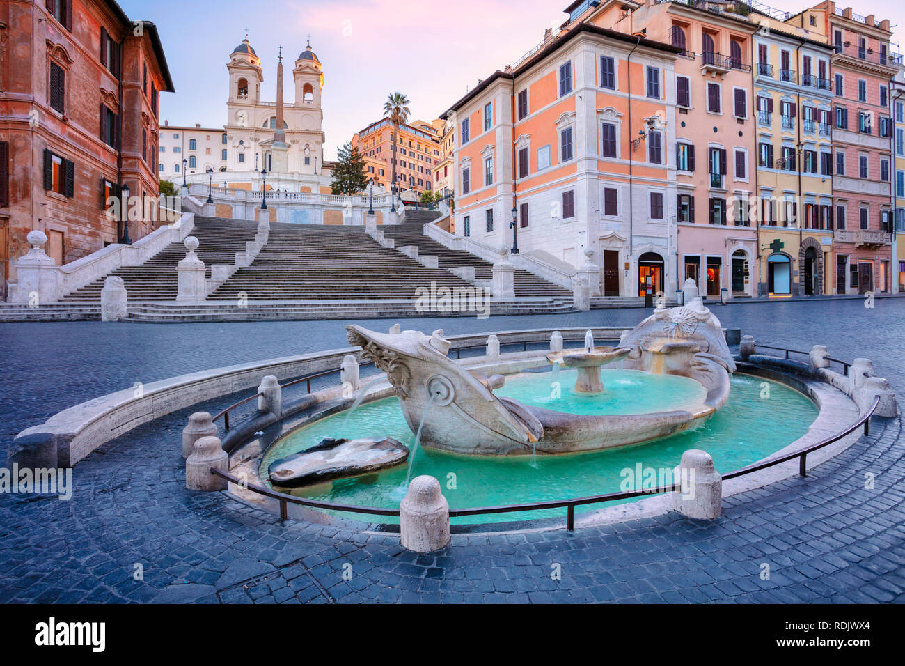 Scalinata di piazza di Spagna, Roma. Cityscape immagine della Scalinata di piazza di Spagna e la Fontana della Barcaccia in Italia a Roma durante il sunrise. Foto Stock