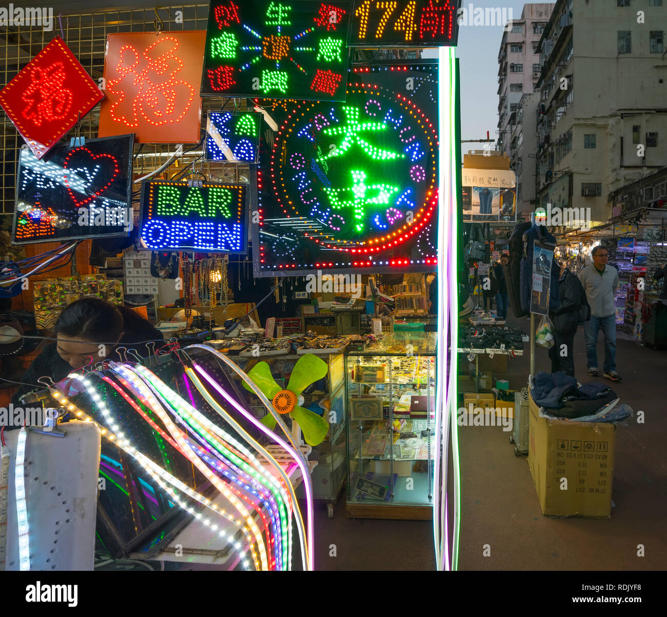 Sham Shui Po mercato notturno, Hong Kong, Cina. Foto Stock