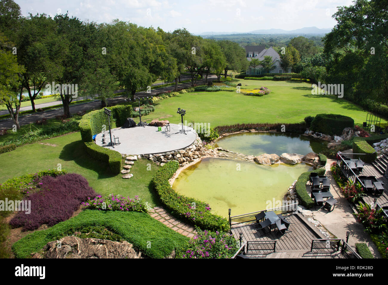 Visualizzare il paesaggio di lusso e giardino moderno per i viaggiatori persone sedersi mangiare bere e ascoltare musica spettacolo nella notte del ristorante a Khao Yai in Nakhon Foto Stock