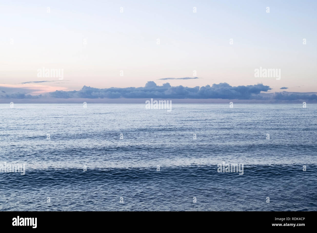 Blue tramonto sul mare con splendido cumulonimbus nuvole sopra l'orizzonte Foto Stock