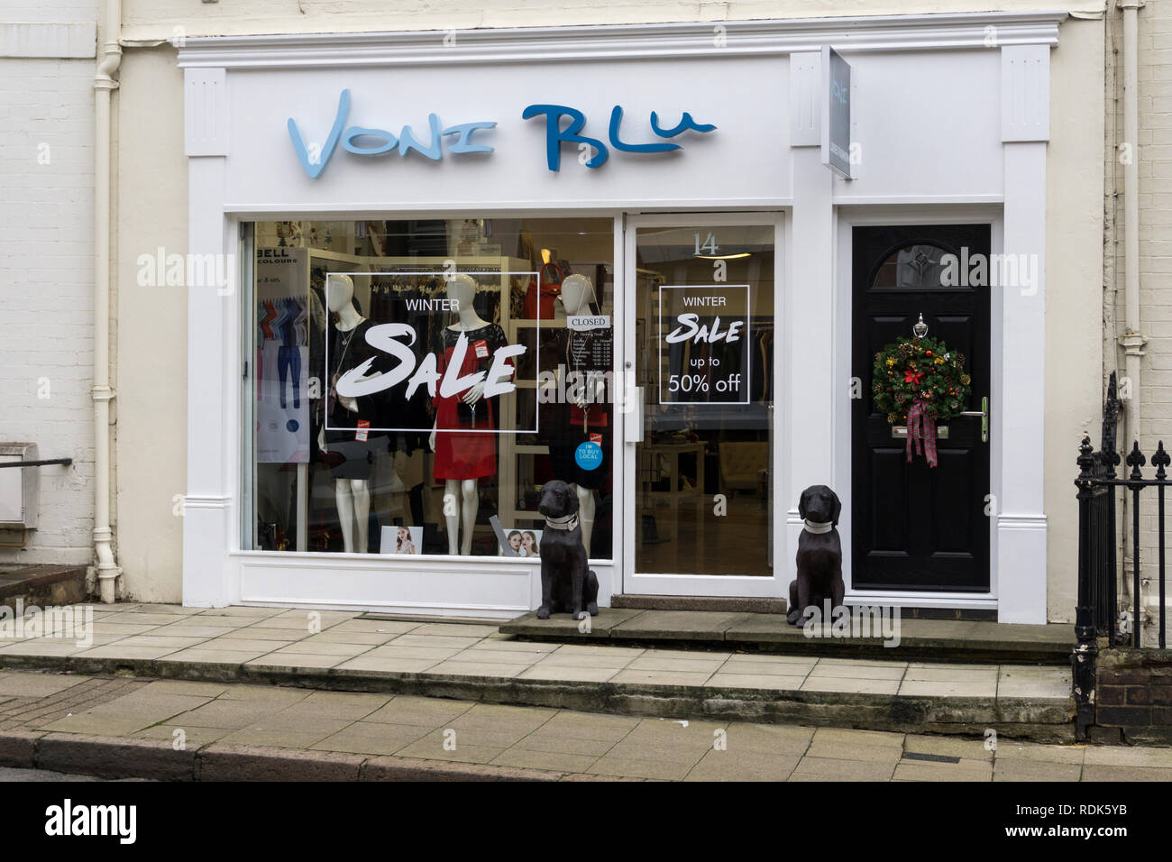 Voni Blu una ladies boutique di moda, Northampton, Regno Unito; nota i due cani di pietra a guardia della porta. Foto Stock