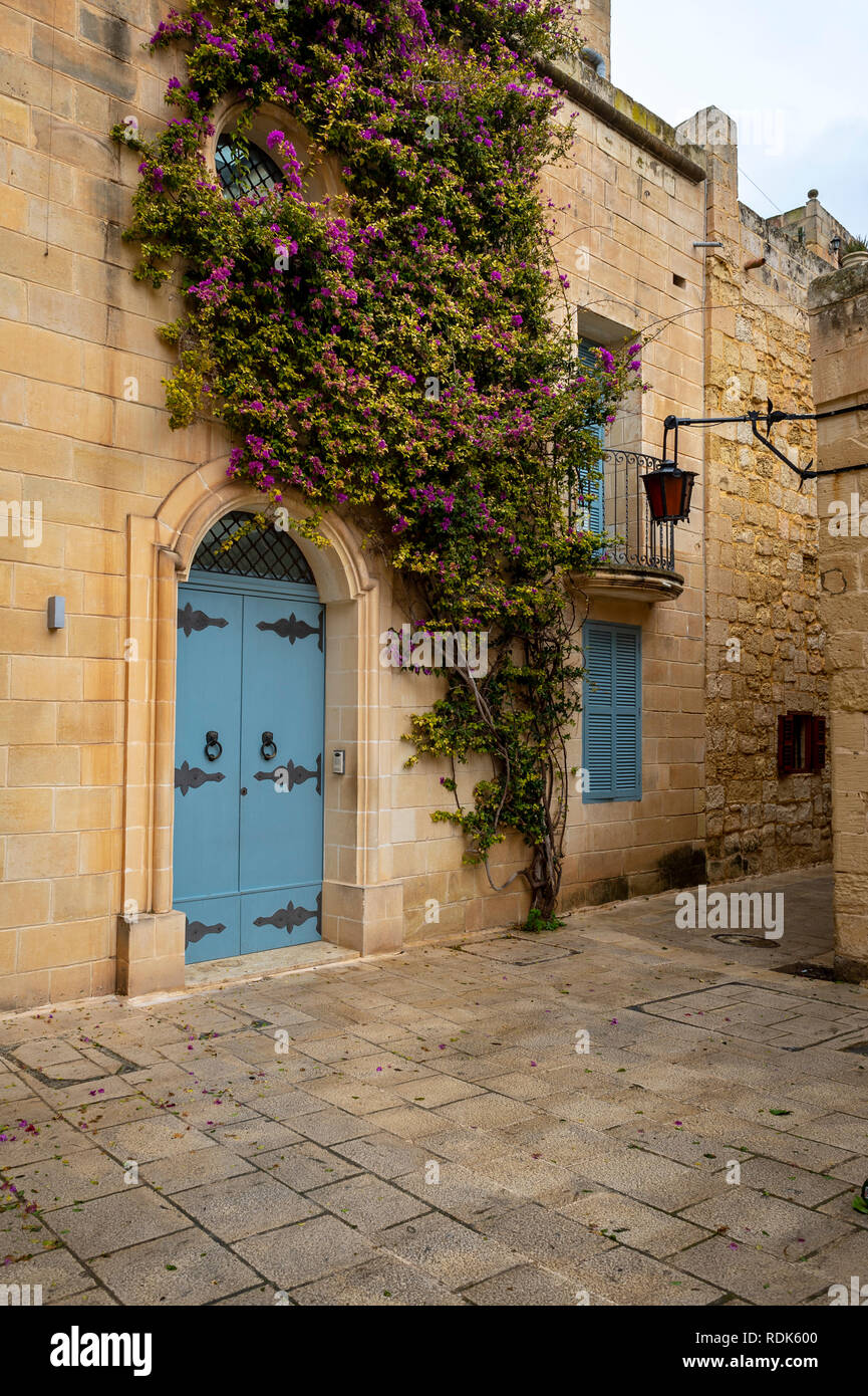 Blue porta in invisibile " città di Mdina, Malta. Foto Stock
