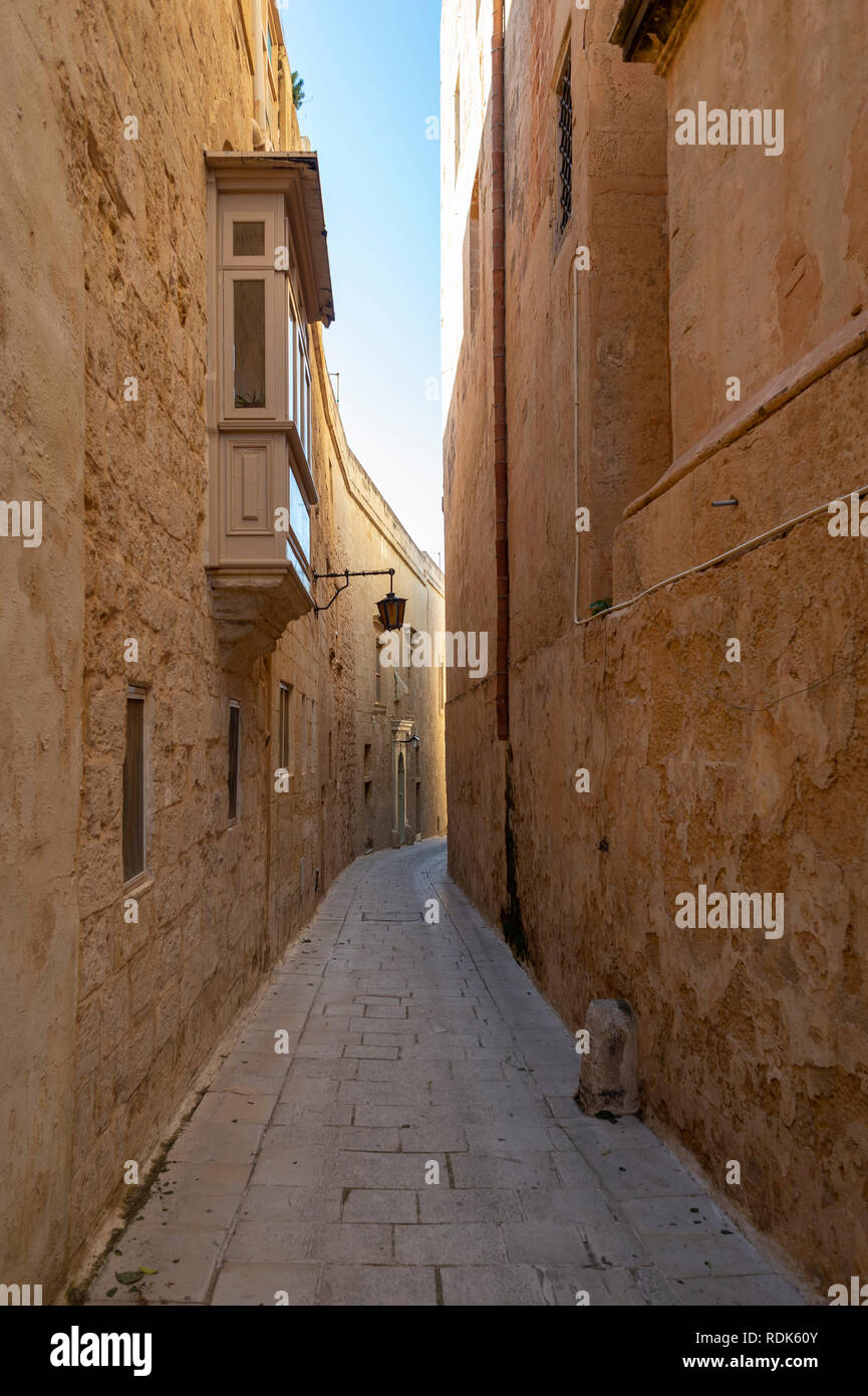 Strada stretta nella città silenziosa di Mdina, Malta Foto Stock