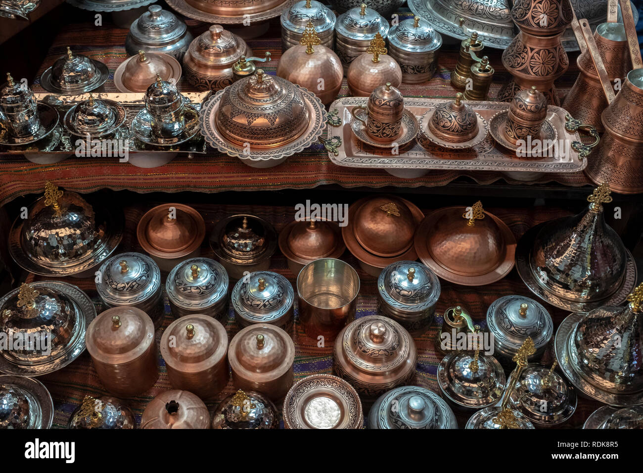 Souvenir in rame in bakircilar bazaar di Gaziantep, Turchia Foto Stock