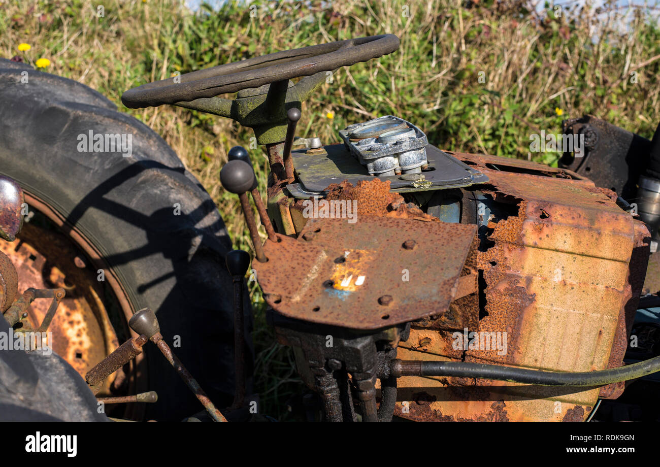 Rusty vecchio trattore in un po' strette Cornish lane West Cornwall Regno Unito Europa Foto Stock