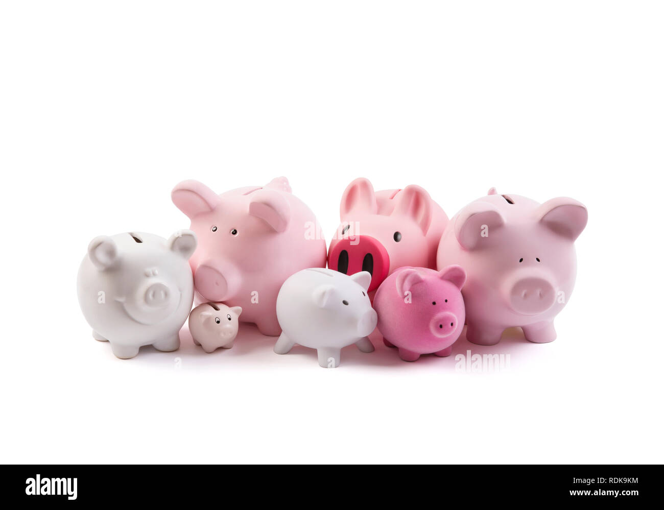 Gruppo di piggy banche su sfondo bianco con tracciato di ritaglio Foto Stock Gruppo di piggy banche su sfondo bianco con tracciato di ritaglio Foto Stock