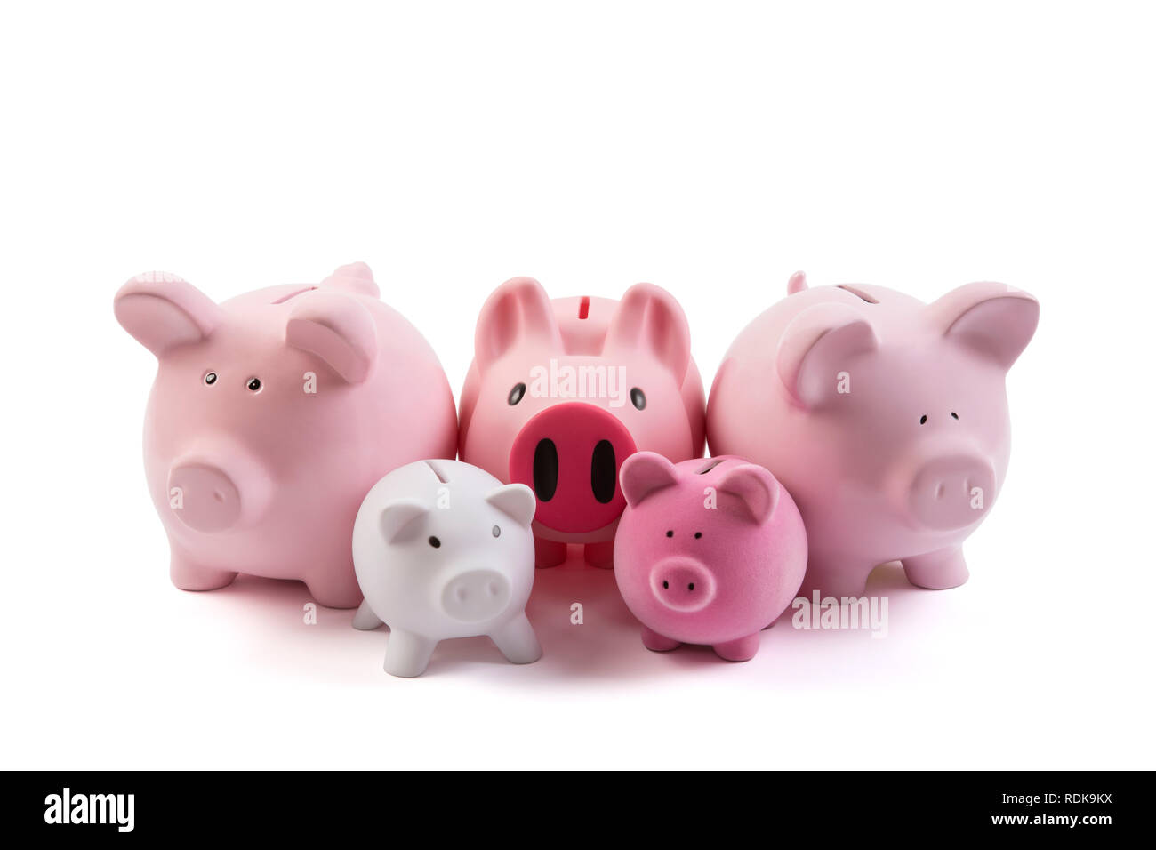 Gruppo di piggy banche su sfondo bianco con tracciato di ritaglio Foto Stock Gruppo di piggy banche su sfondo bianco con tracciato di ritaglio Foto Stock