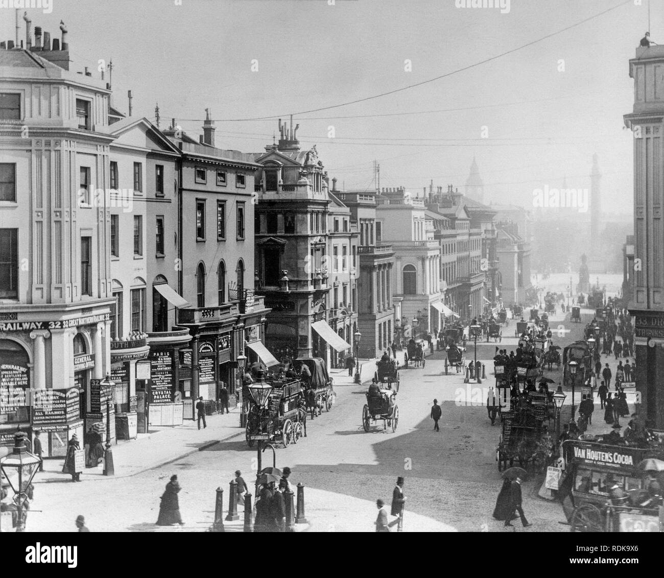 Fine Londra nel periodo Vittoriano. Una vista guardando verso il basso di Regent Street, pieno di gente e di carrozze trainate da cavalli. Foto Stock