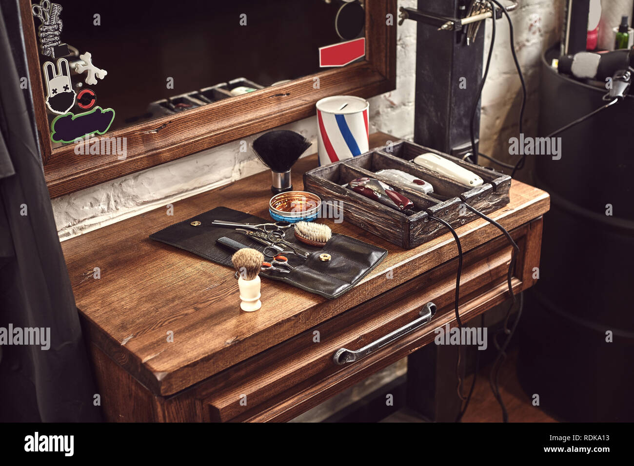 Barberia strumenti in legno marrone tabella. Accessori per la rasatura e  parrucchieri sul tavolo. Still Life Foto stock - Alamy