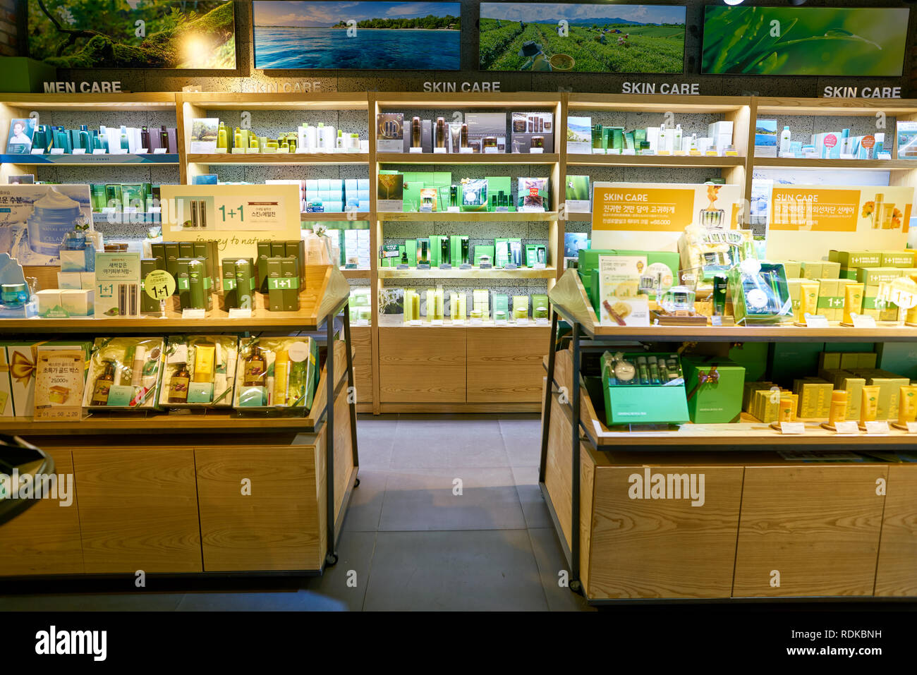 SEOUL, Corea del Sud - circa maggio, 2017: all'interno di natura Repubblica store in Seoul. Repubblica della natura è un sud coreano di marca di cosmetici. Foto Stock