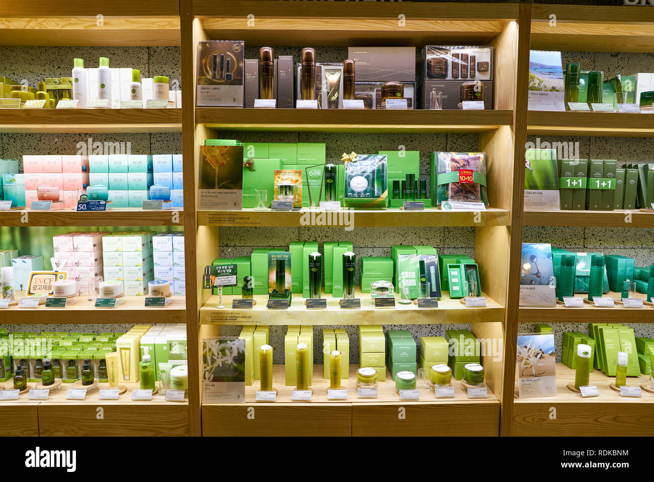 SEOUL, Corea del Sud - circa maggio, 2017: merci sul display in natura Repubblica store in Seoul. Repubblica della natura è un sud coreano di marca di cosmetici. Foto Stock