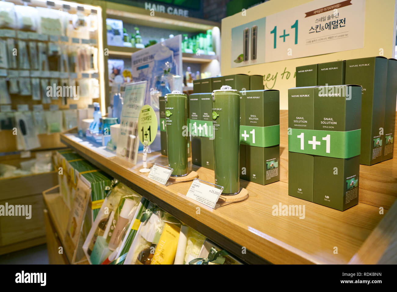 SEOUL, Corea del Sud - circa maggio, 2017: merci sul display in natura Repubblica store in Seoul. Repubblica della natura è un sud coreano di marca di cosmetici. Foto Stock