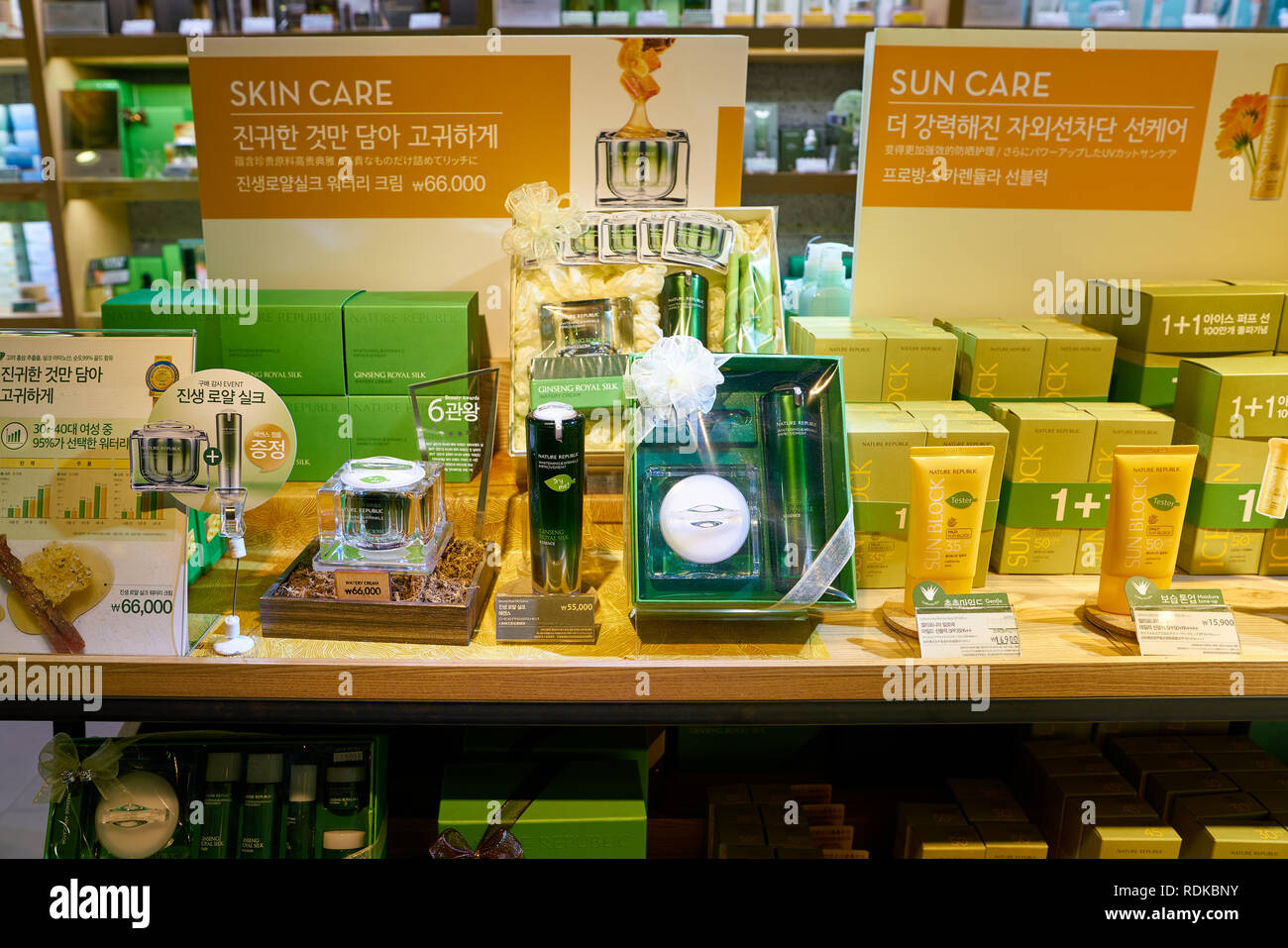 SEOUL, Corea del Sud - circa maggio, 2017: all'interno di natura Repubblica store in Seoul. Repubblica della natura è un sud coreano di marca di cosmetici. Foto Stock