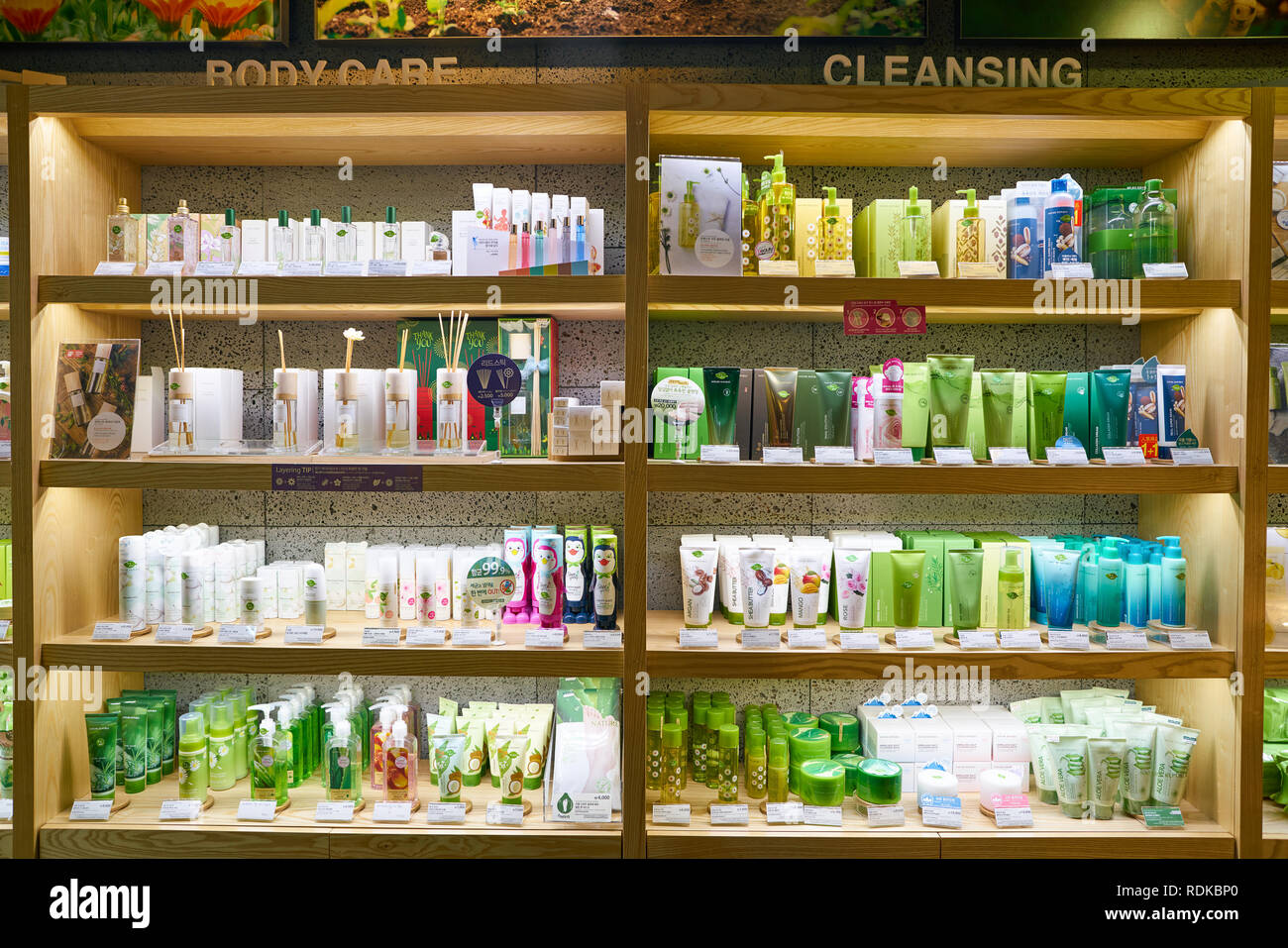 SEOUL, Corea del Sud - circa maggio, 2017: merci sul display in natura Repubblica store in Seoul. Repubblica della natura è un sud coreano di marca di cosmetici. Foto Stock