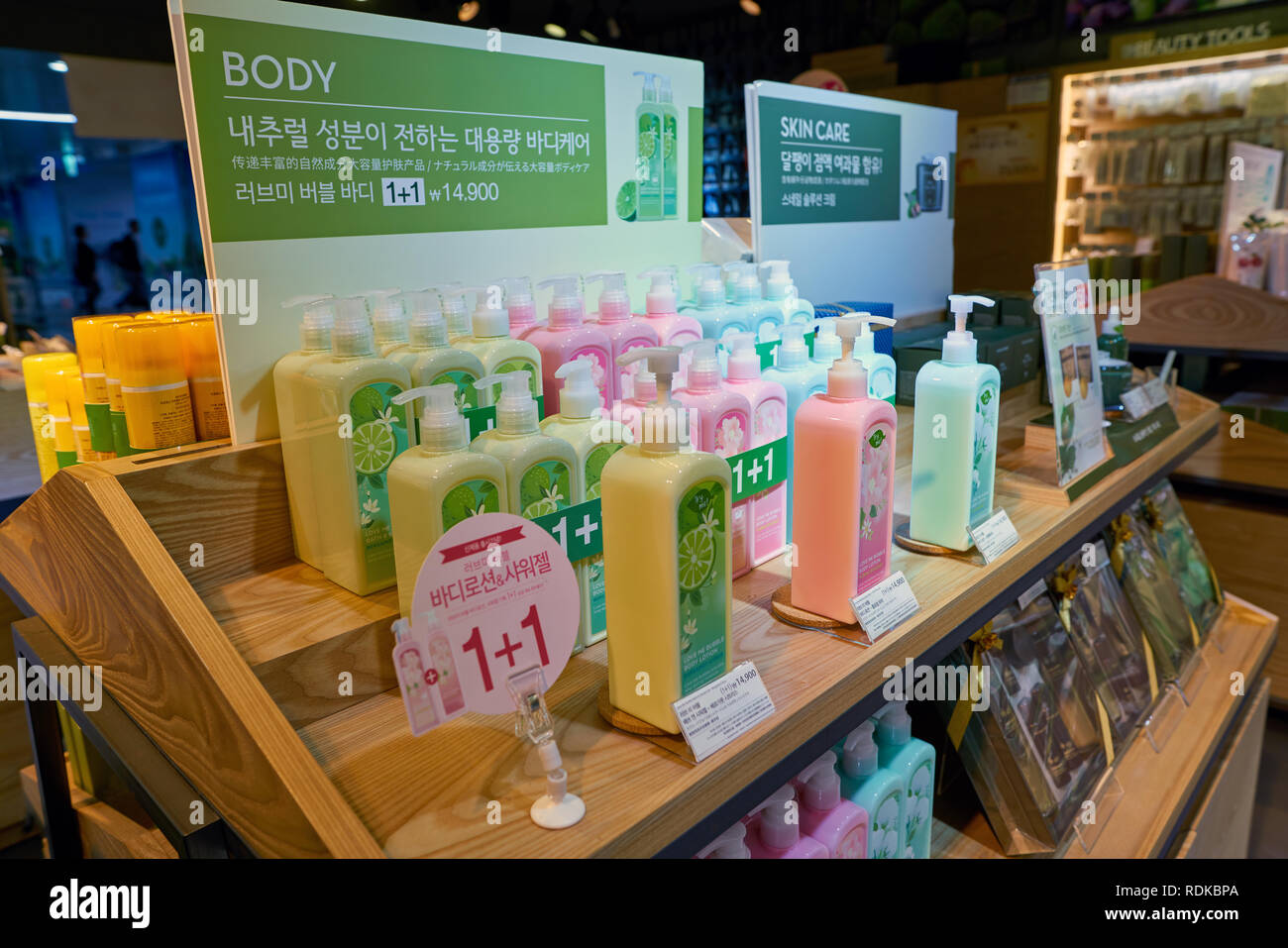 SEOUL, Corea del Sud - circa maggio, 2017: merci sul display in natura Repubblica store in Seoul. Repubblica della natura è un sud coreano di marca di cosmetici. Foto Stock