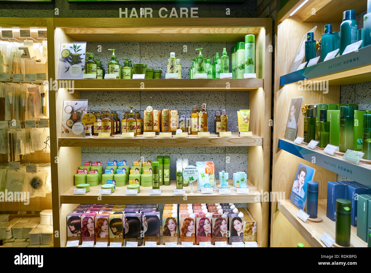 SEOUL, Corea del Sud - circa maggio, 2017: merci sul display in natura Repubblica store in Seoul. Repubblica della natura è un sud coreano di marca di cosmetici. Foto Stock