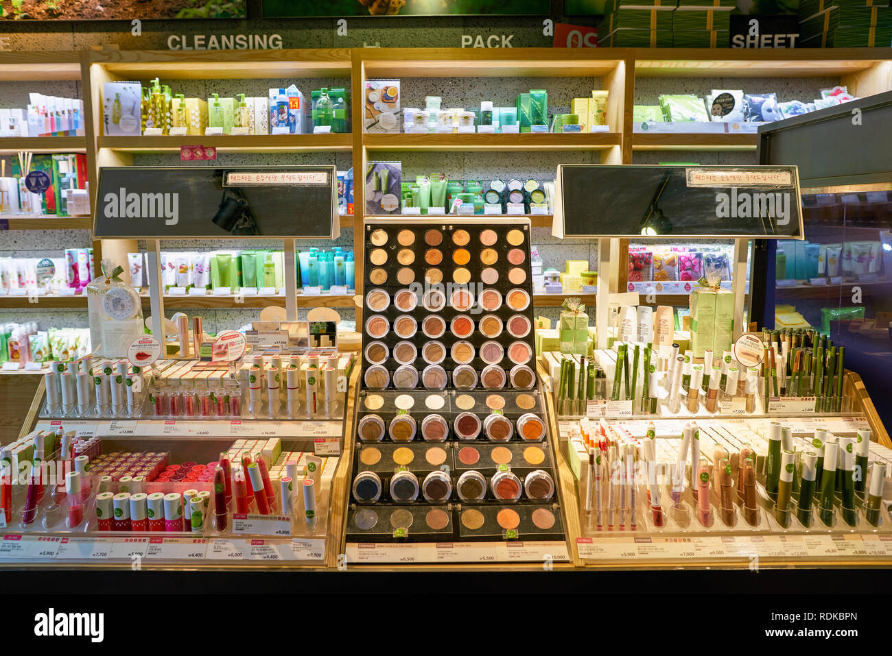 SEOUL, Corea del Sud - circa maggio, 2017: merci sul display in natura Repubblica store in Seoul. Repubblica della natura è un sud coreano di marca di cosmetici. Foto Stock
