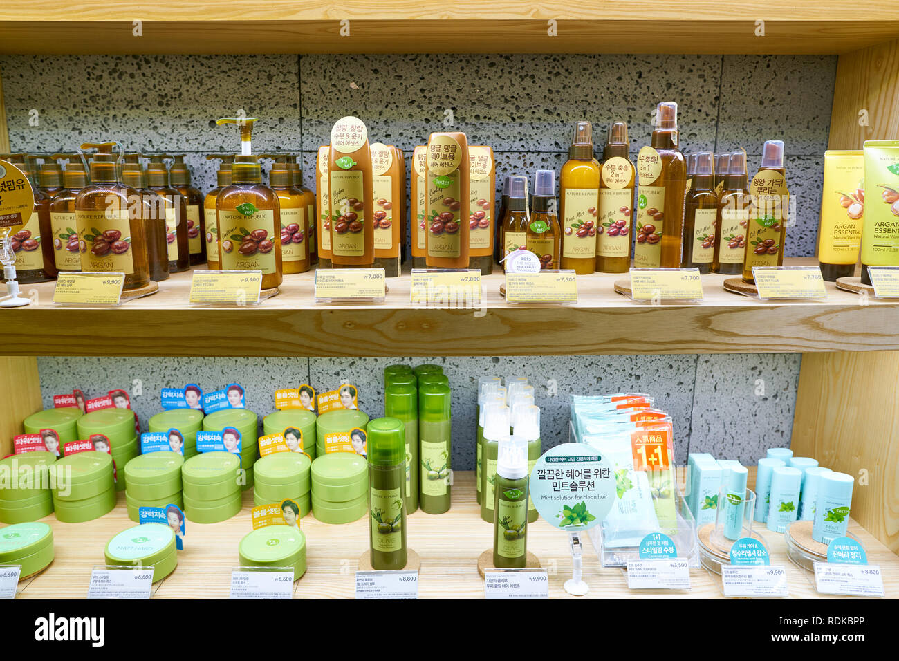 SEOUL, Corea del Sud - circa maggio, 2017: merci sul display in natura Repubblica store in Seoul. Repubblica della natura è un sud coreano di marca di cosmetici. Foto Stock