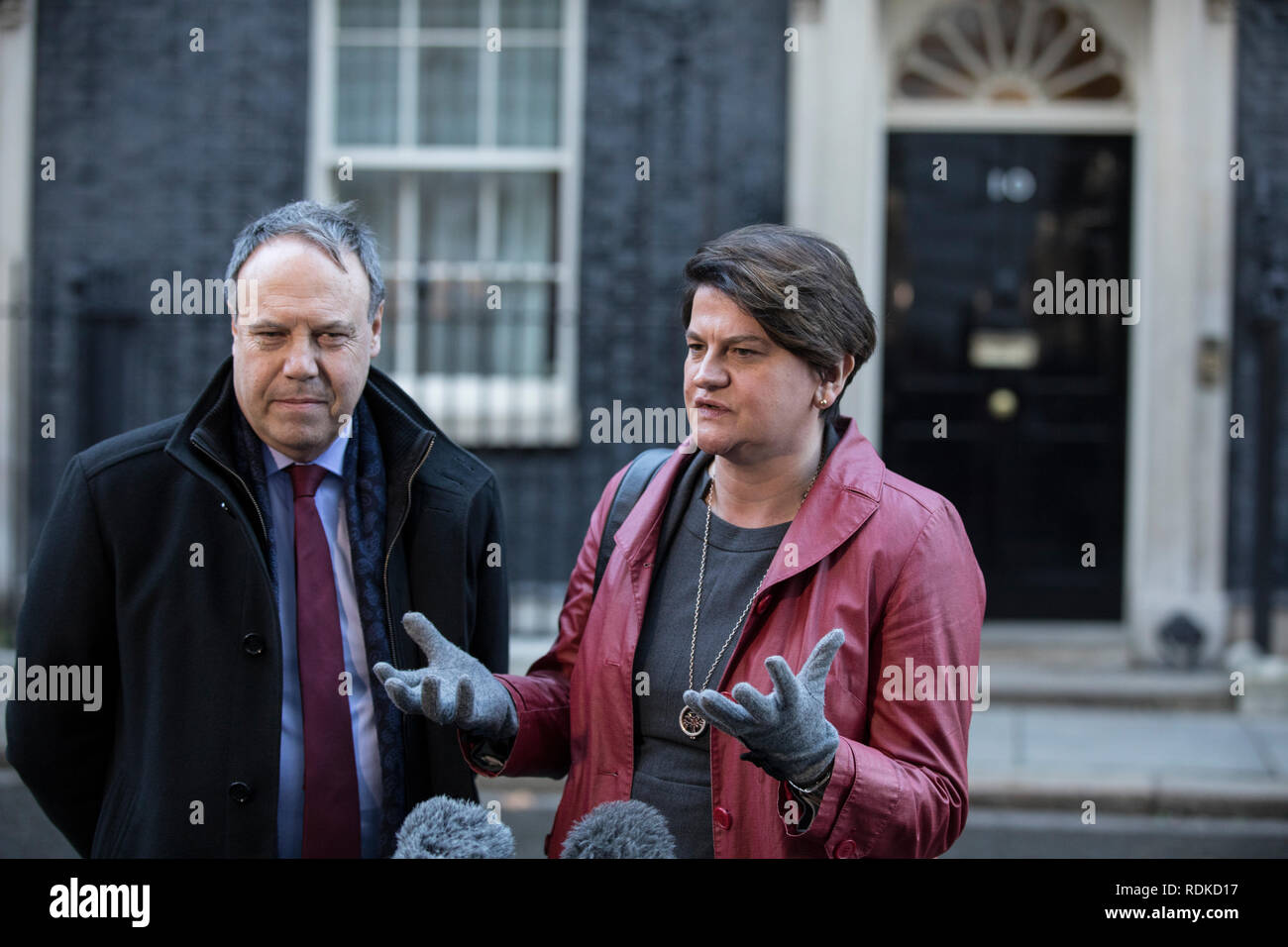 Arlene Foster leader del democratico partito unionista con Nigel Dodds vice leader al di fuori n. 10 di Downing Street, Whitehall, London, England, Regno Unito Foto Stock