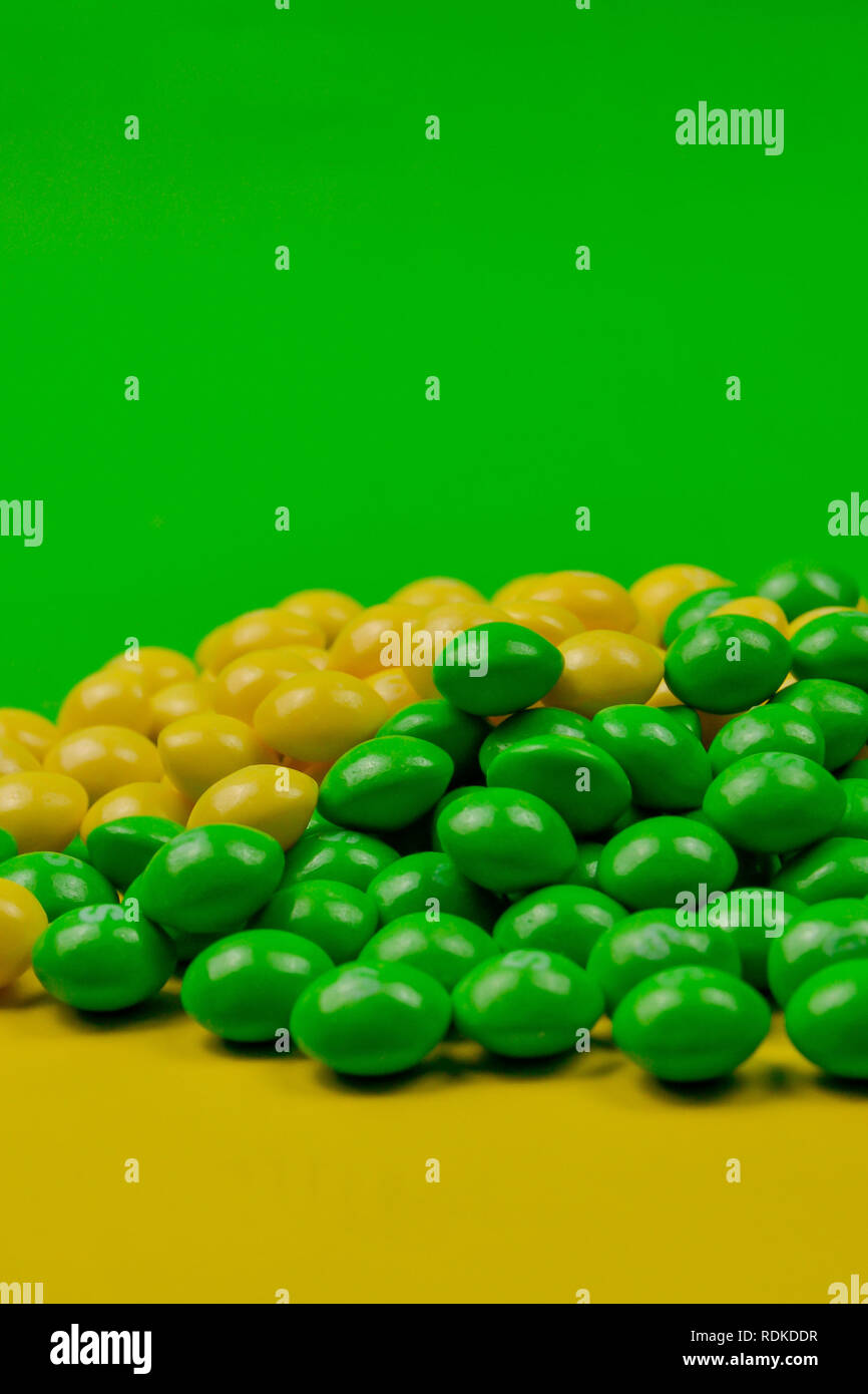 Verde e Giallo sweetsmatching il colore del loro background Foto Stock