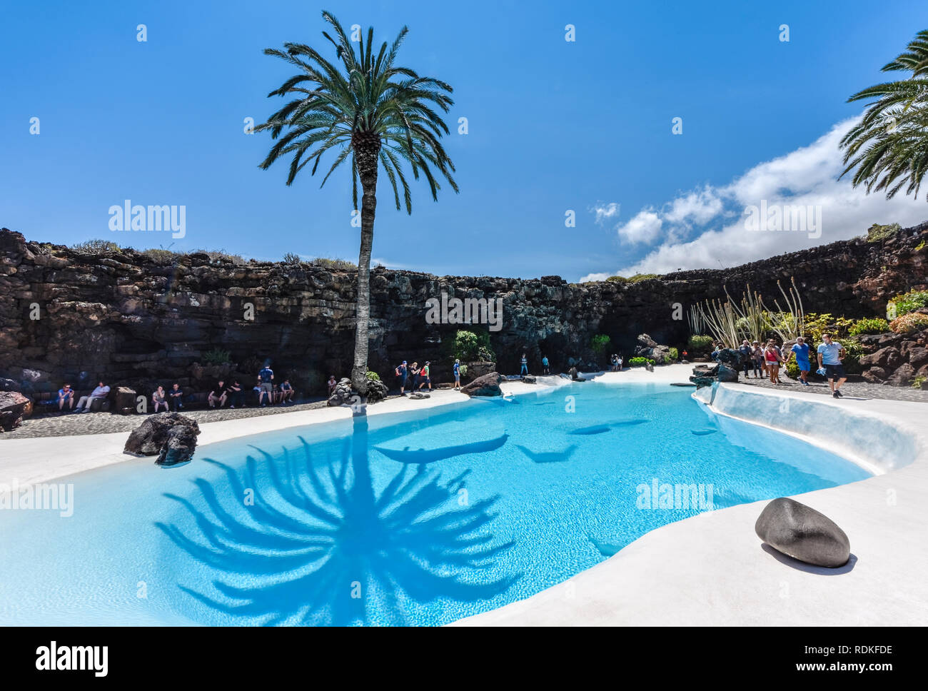 I turisti che visitano la 'Jameos del Agua' giardino creato da Manrique Foto Stock
