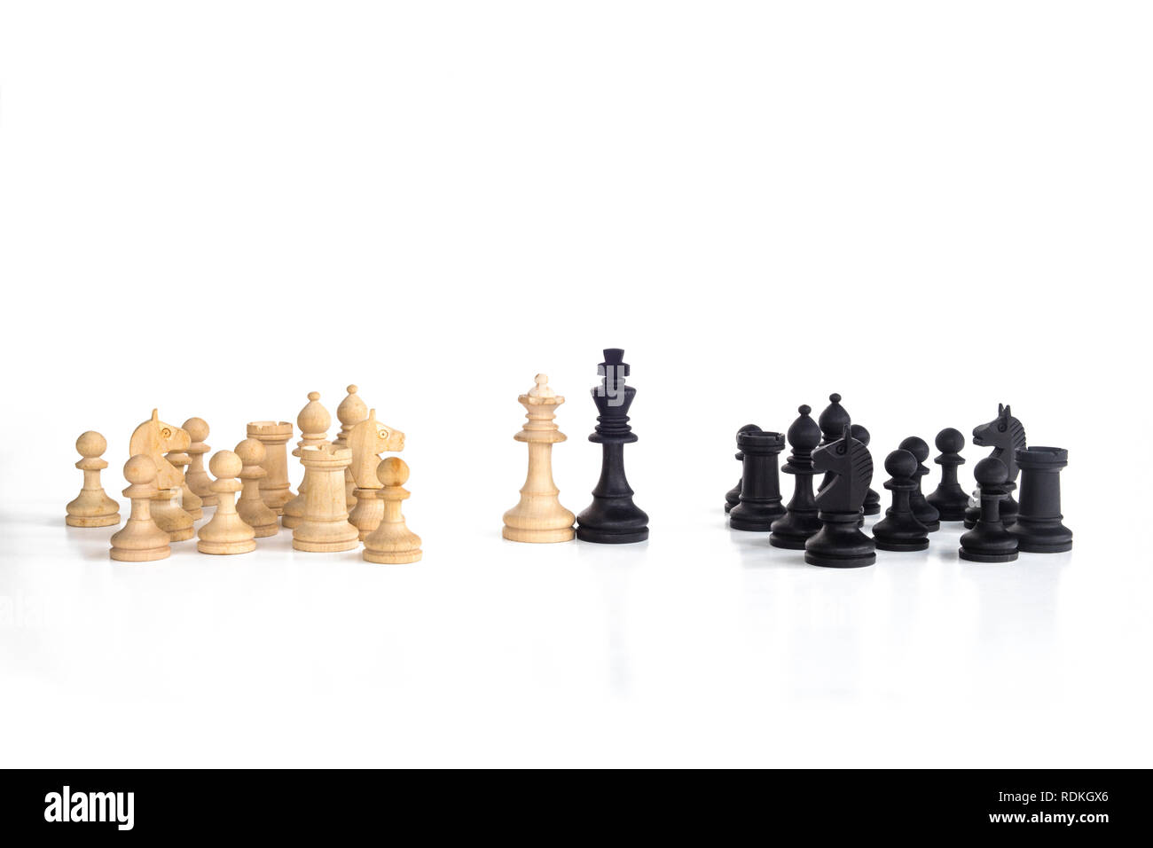 La regina Bianca e il re nero, tradizionalmente affrontato nel gioco degli scacchi, sono insieme. Immagine in isolato sullo sfondo bianco. Foto Stock