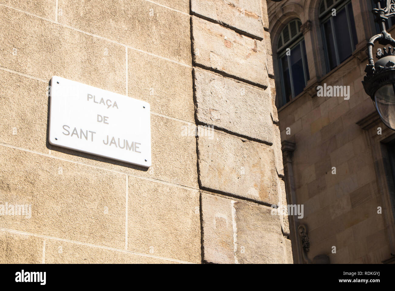 Dettaglio di un cartello stradale di Sant Jaume Square a Barcellona, Spagna. Foto Stock