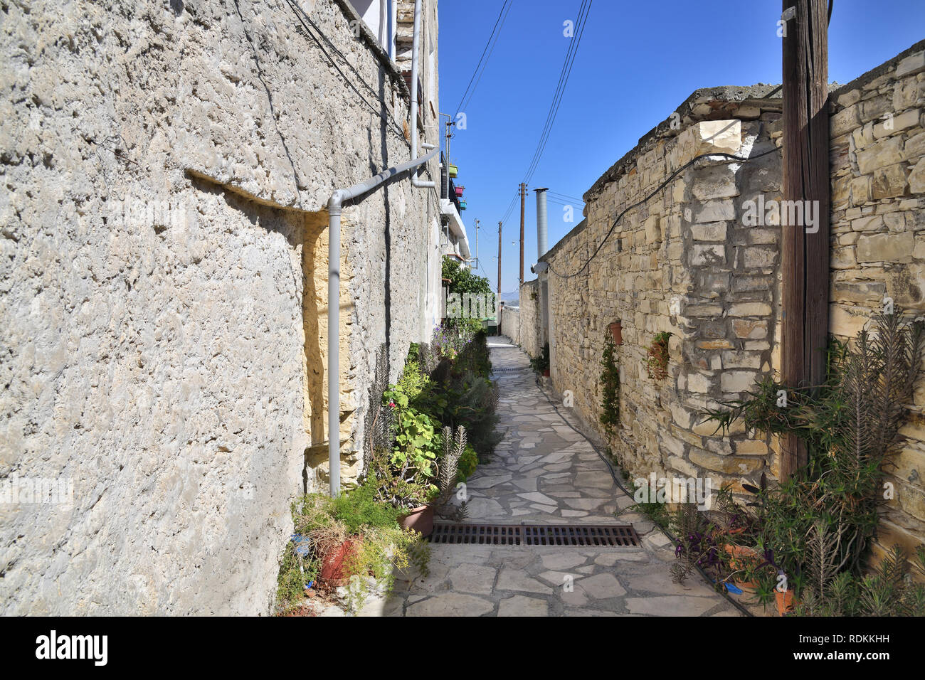 Strada stretta in tourist antico villaggio di Lefkara, Cipro Foto Stock