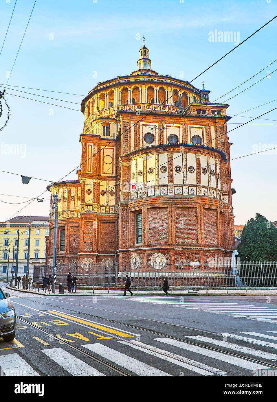 L'abside e la cupola della Basilica di Santa Maria delle Grazie al tramonto. Vista dal Corso Magenta street. Milano, lombardia, italia. Foto Stock