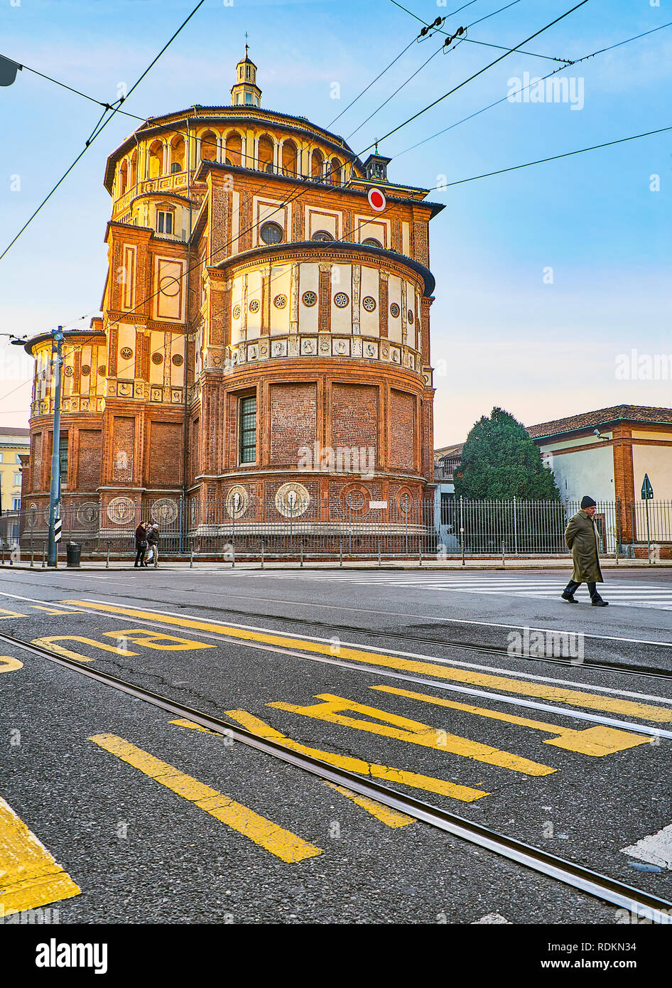 L'abside e la cupola della Basilica di Santa Maria delle Grazie al tramonto. Vista dal Corso Magenta street. Milano, lombardia, italia. Foto Stock