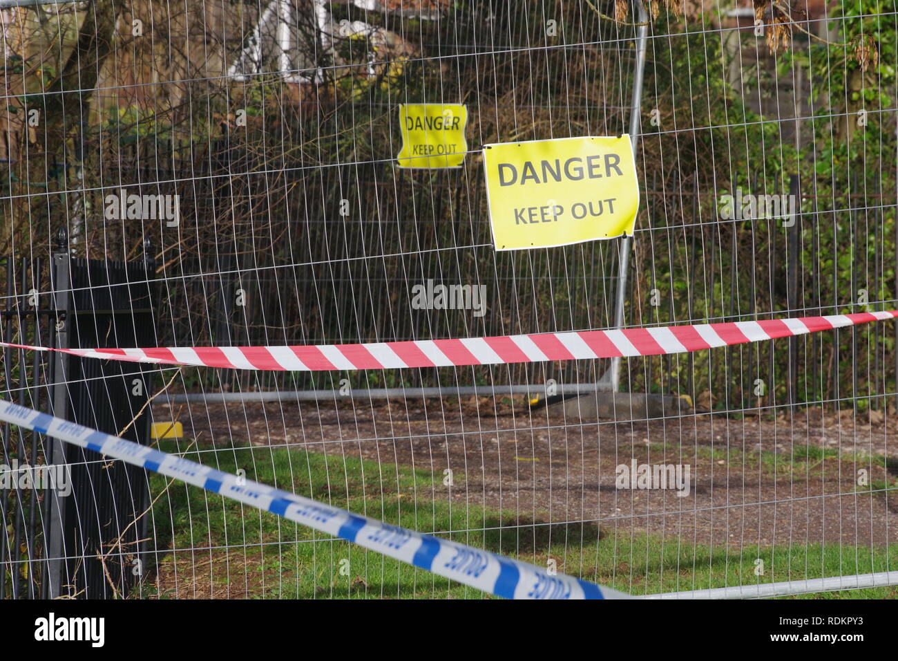 Polizia / Consiglio Esclusione foro intorno a 'Exeter dolina' causano dal fiume di erosione a St James Weir, salmone piscina. Fiume Exe, Exeter, Devon, Regno Unito. L'inverno. Foto Stock