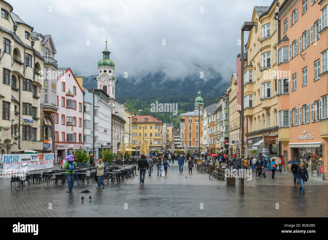INNSBRUCK, Austria - 11 Maggio 2013: il famoso Maria Theresien Strass nel centro della città vecchia di Innsbruck, Austria il 11 maggio 2013. Si tratta di un giorno di pioggia Foto Stock