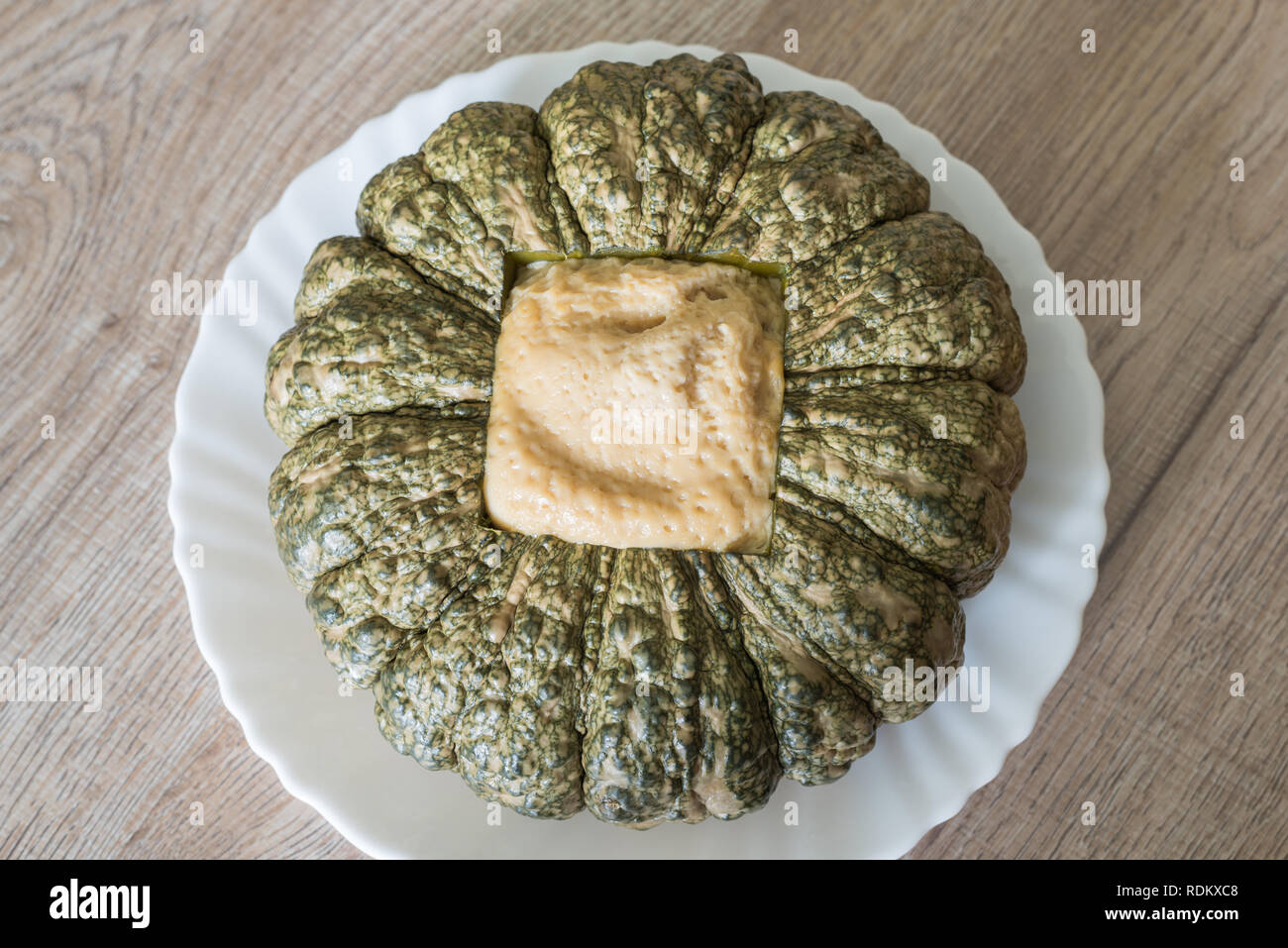 Thai riempito di zucca con crema pasticcera tailandese (Duck egg pudding). Ricetta tradizionale della cucina tailandese Foto Stock