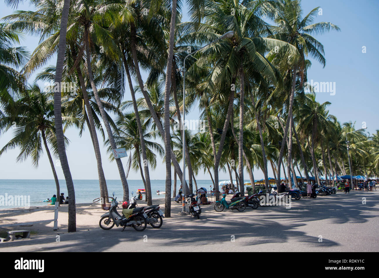 Il Bang Saen spiaggia presso la città di Bangsaen in Provinz Chonburi in Thailandia. Thailandia, Bangsaen, Novembre 2018 Foto Stock