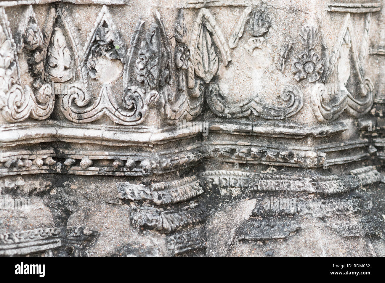 Ornamento di un antico tempio buddista di Wat Phra Mahathat (Mahatat) in Ayutthaya, Thailandia. Closeup decorativo di dettagli architettonici dell'esterno Foto Stock
