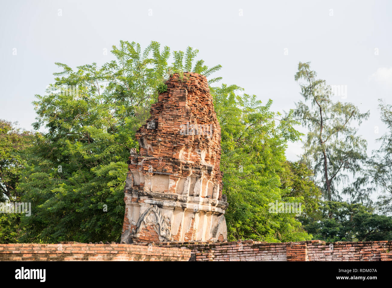 Mattone ruderi di una torre di un antico tempio buddista di Wat Phra Mahathat (Mahatat) in Ayutthaya, Thailandia. Foto Stock