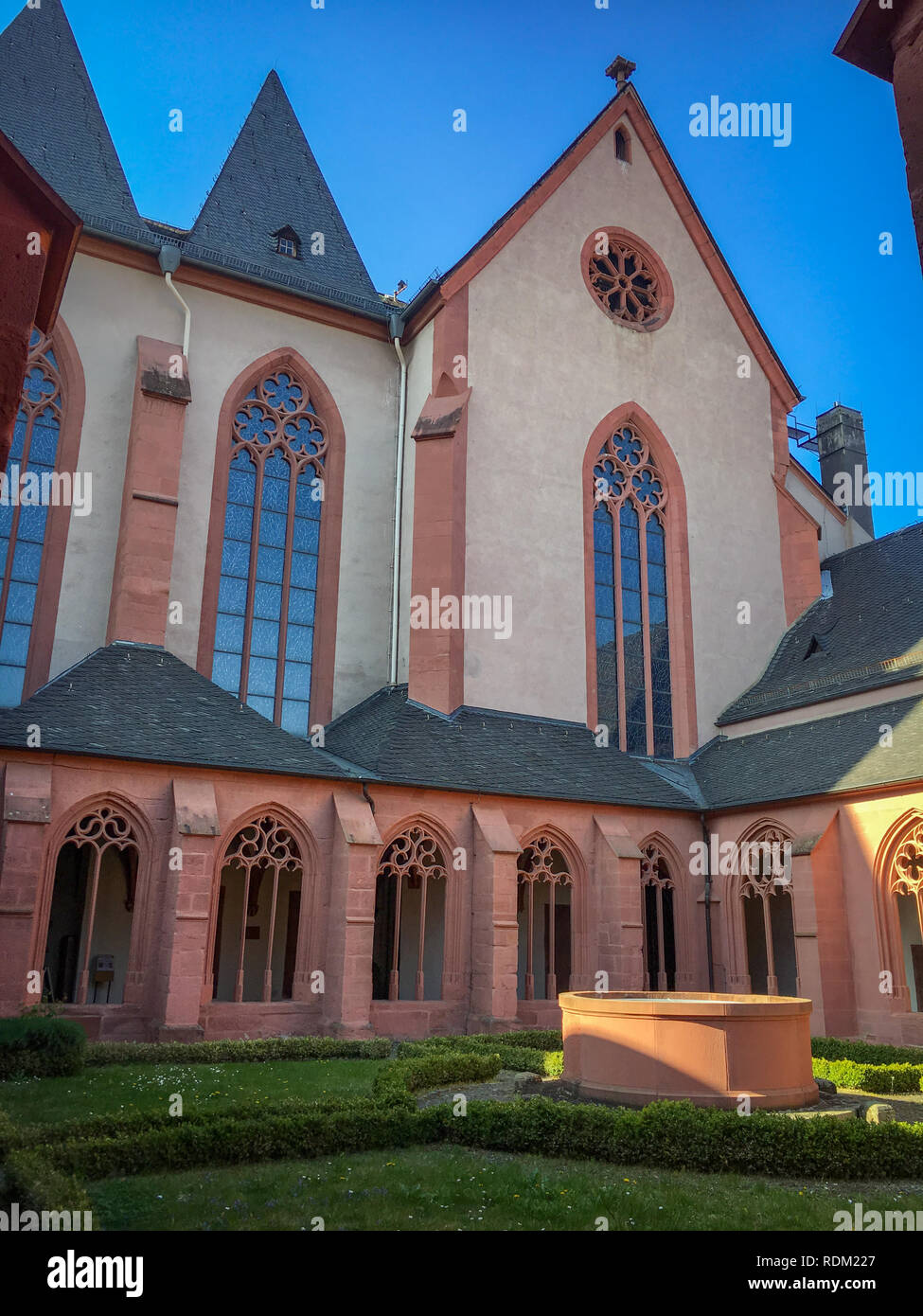 La chiesa parrocchiale di Santo Stefano in Mainz con il chiostro in primo piano Foto Stock