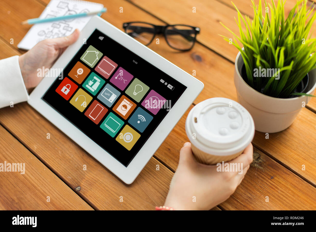 Mani con smart home icone sul tablet pc Foto Stock