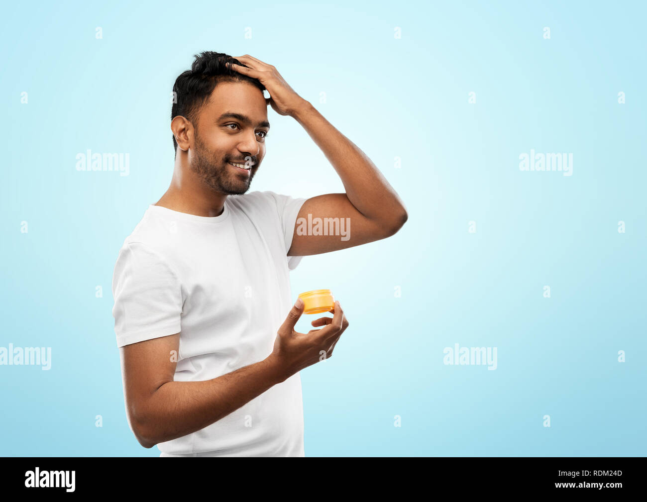 Indian uomo l'applicazione di cera per capelli o gel per lo styling Foto Stock