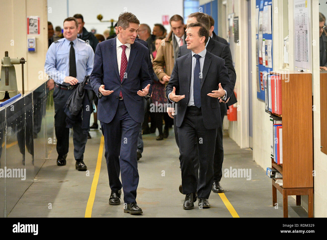 (Da sinistra a destra) il segretario alla difesa Gavin Williamson e Segretario gallese Alun Cairns durante una visita in MOD St Athan in Galles. Foto Stock